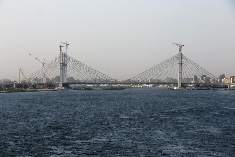 Cây cầu treo Rod al-Farag Axis bắc qua sông Nile ở Cairo, Ai Cập trong lễ thông xe ngày 15/5/2019. (Ảnh: THX/TTXVN)