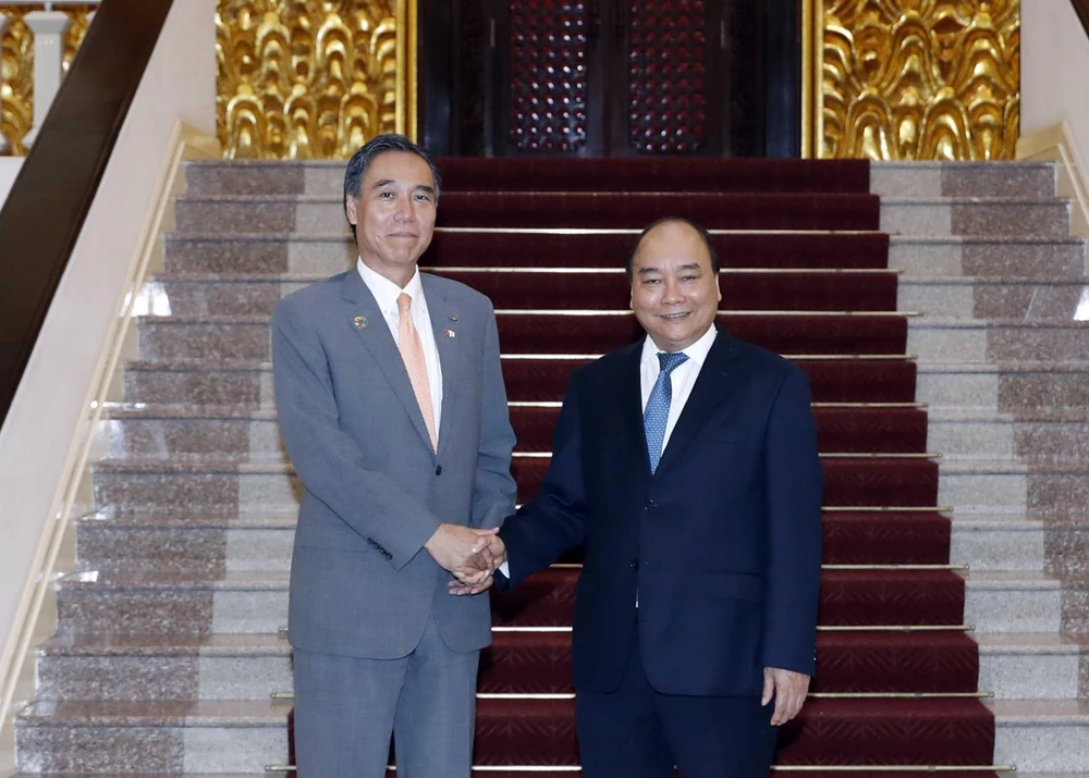 Thủ tướng Nguyễn Xuân Phúc tiếp ông Abe Shuichi, Thống đốc tỉnh Nagano, Nhật Bản. (Ảnh: Thống Nhất/TTXVN)