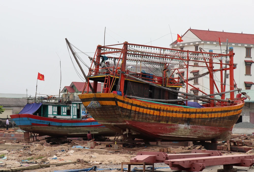 Ngư dân Quảng Trị đưa tàu cá lên bờ để duy tu, sửa chữa. (Ảnh: Nguyên Lý/TTXVN)