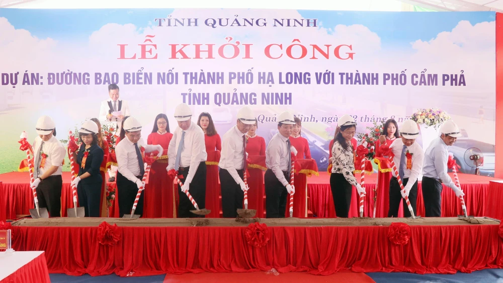 Lễ khởi công xây dựng đường bao biển nối thành phố Hạ Long với thành phố Cẩn Phả (Quảng Ninh). (Ảnh: Văn Đức/TTXVN)