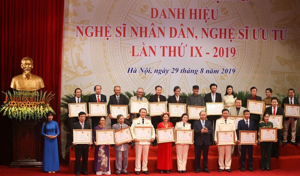 Thủ tướng Nguyễn Xuân Phúc trao danh hiệu Nghệ sỹ nhân dân cho các nghệ sỹ. (Ảnh: Thanh Tùng-TTXVN)