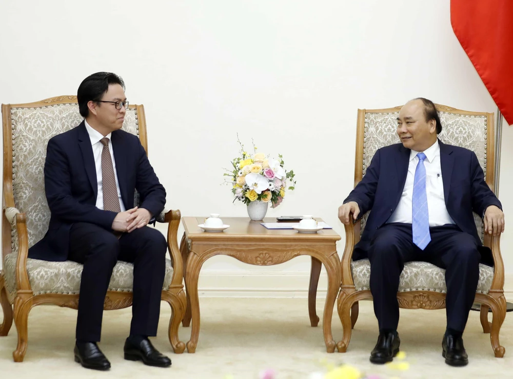 Thủ tướng Nguyễn Xuân Phúc tiếp Đại sứ Campuchia. (Ảnh: Thống Nhất/TTXVN)