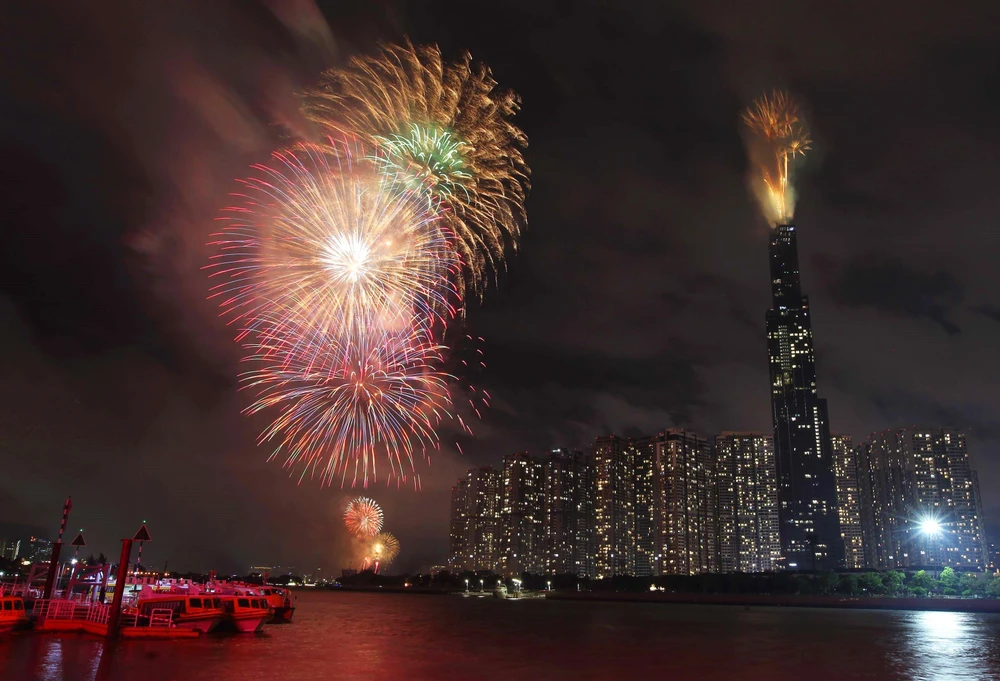 Bắn pháo hoa mừng Quốc khánh tại Thành phố Hồ Chí Minh. (Ảnh: Thanh Vũ/TTXVN)
