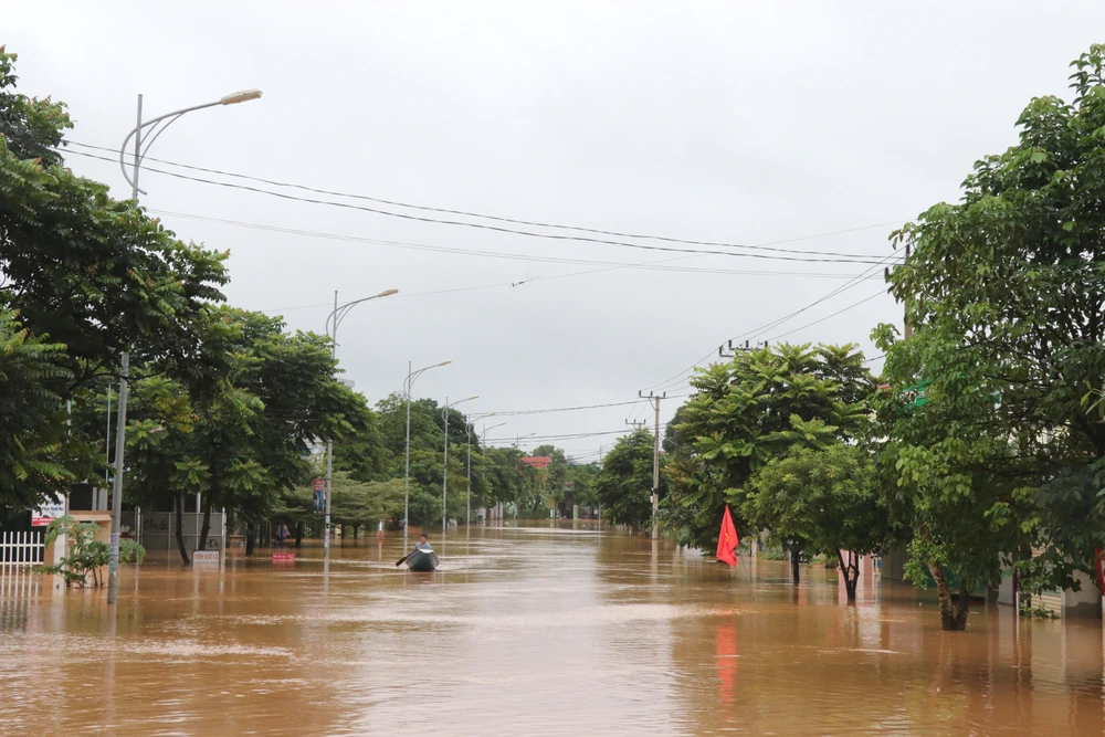Đường phố thị trấn Lao Bảo, Quảng Trị bị ngập lũ. (Ảnh: Nguyên Lý-TTXVN)