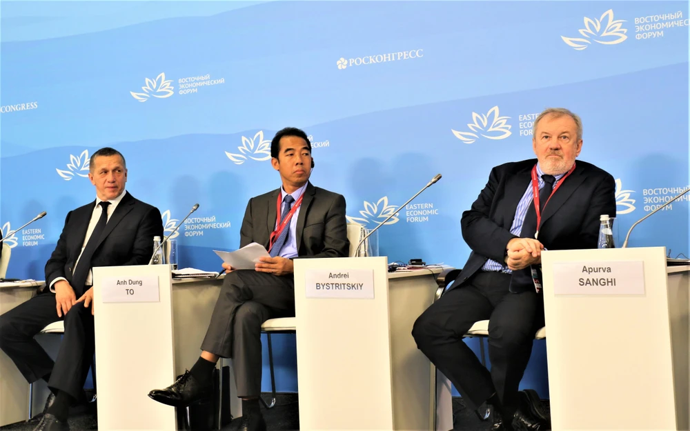 Thứ trưởng Bộ Ngoại giao Tô Anh Dũng (ở giữa) tham dự Hội thảo. (Ảnh: Dương Trí/TTXVN)