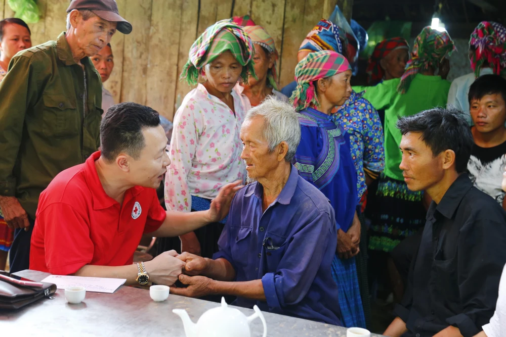 Đại diện Hội Chữ thập đỏ tỉnh Tuyên Quang đến thăm hỏi gia đình nạn nhân. (Ảnh: Nam Sương/TTXVN)