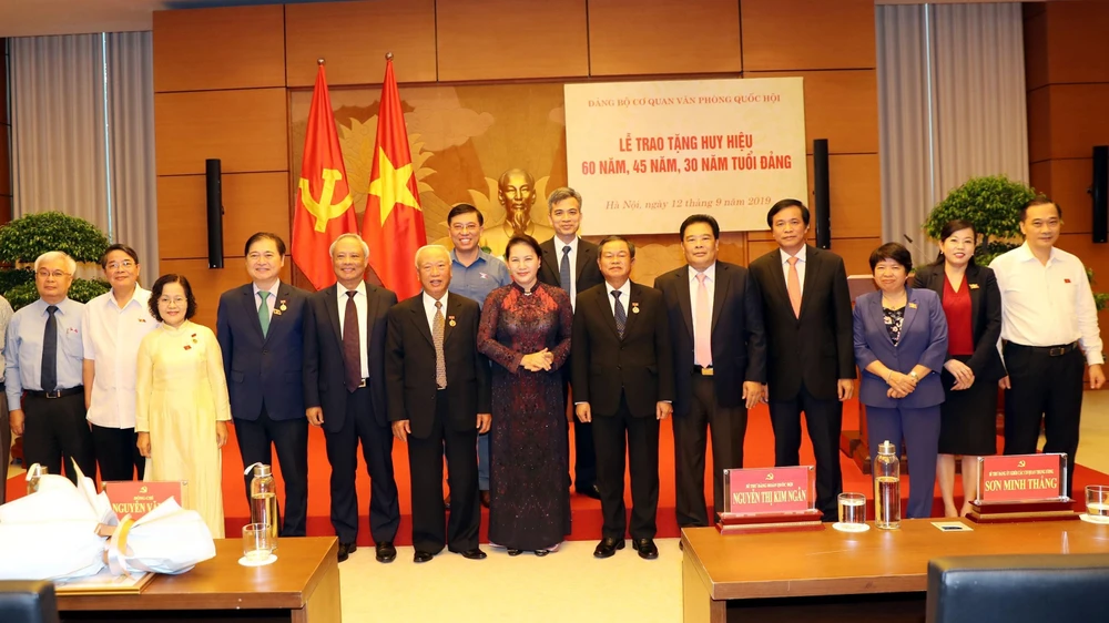 Chủ tịch Quốc hội Nguyễn Thị Kim Ngân và các đại biểu tại lễ trao Huy hiệu Đảng. (Ảnh: Trọng Đức/TTXVN)