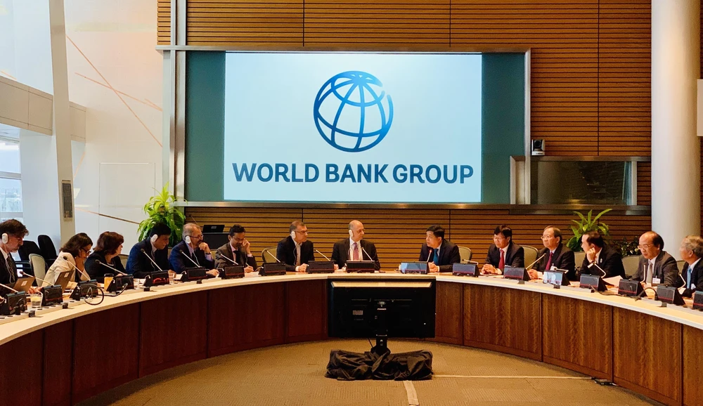 Tổ biên tập Tiểu ban Kinh tế-Xã hội làm việc với các chuyên gia của Ngân hàng thế giới (WB) tại Thủ đô Washington D.C, ngày 10/9/2019. (Ảnh: Đặng Huyền/TTXVN)