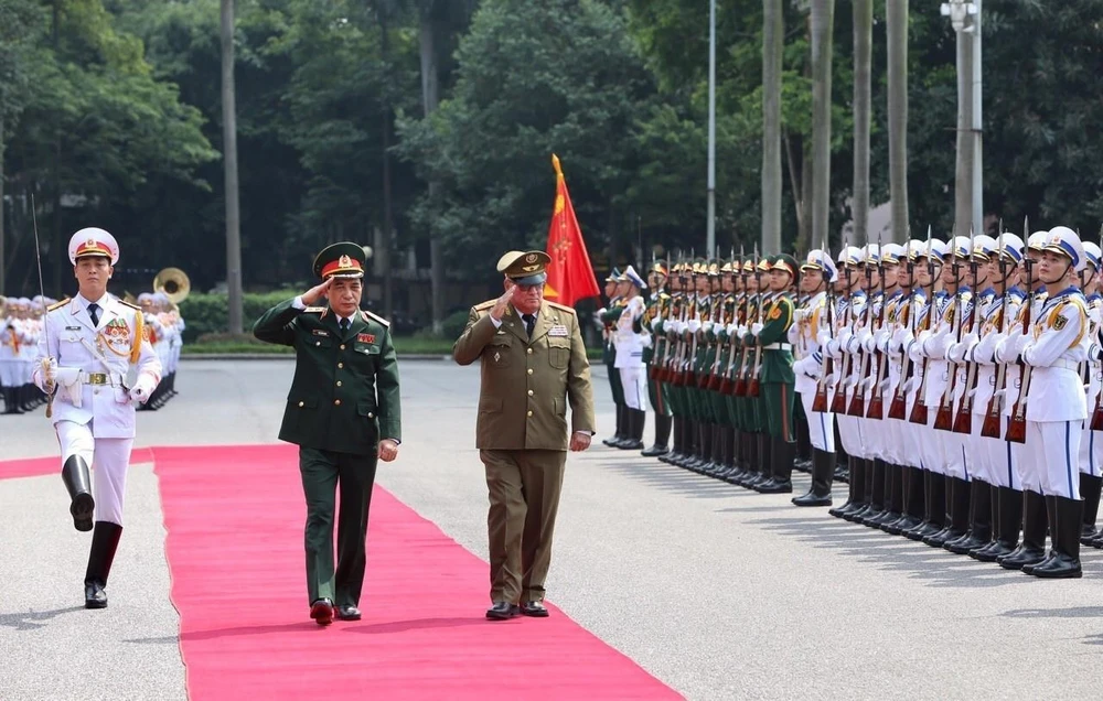 Thượng tướng Phan Văn Giang và Thượng tướng Álvaro López Miera duyệt đội danh dự Quân đội Nhân dân Việt Nam. (Ảnh: Dương Giang/TTXVN)