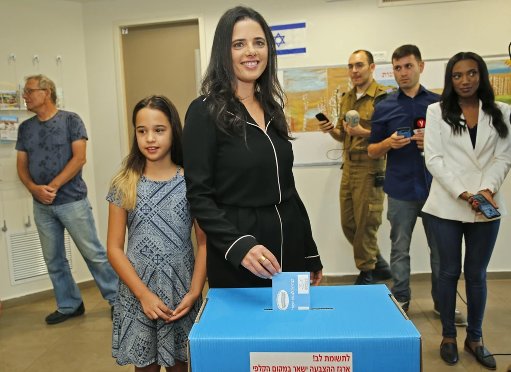 Cựu Bộ trưởng Tư pháp Israel (giữa) bỏ phiếu tại điểm bầu cử Quốc hội ở Tel Aviv, ngày 17/9/2019. (Ảnh: AFP/TTXVN)