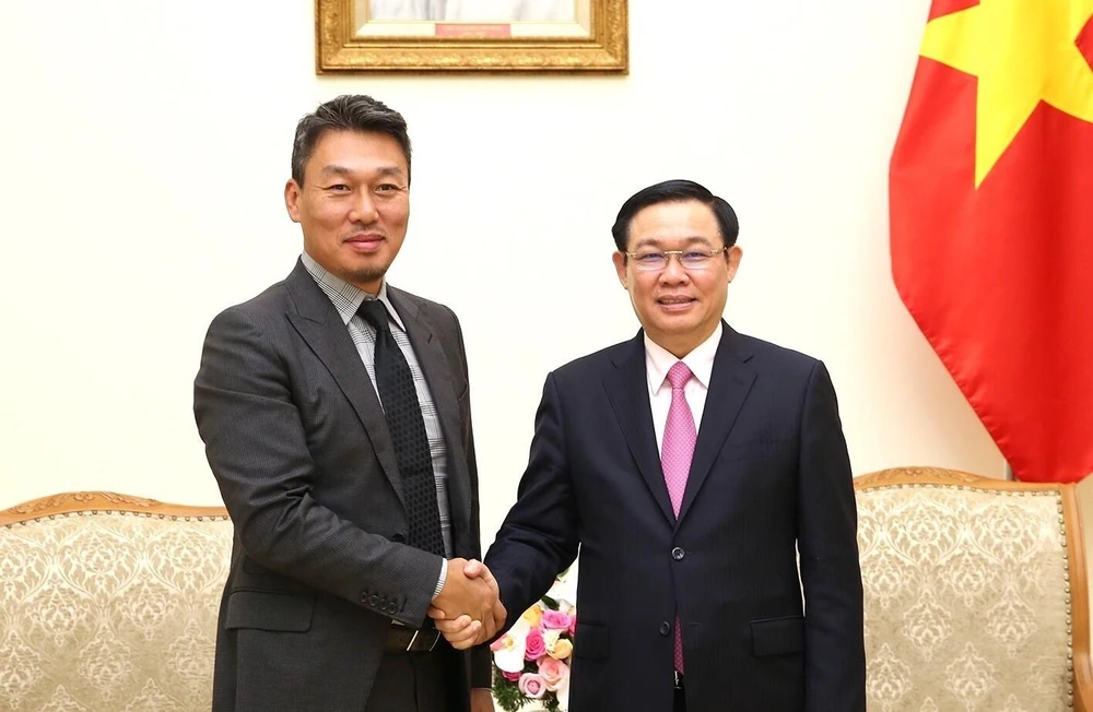 Phó Thủ tướng Vương Đình Huệ tiếp ông Park Byounggun, Giám đốc Công ty Công nghệ Alliex (Hàn Quốc). (Ảnh: Dương Giang/TTXVN)