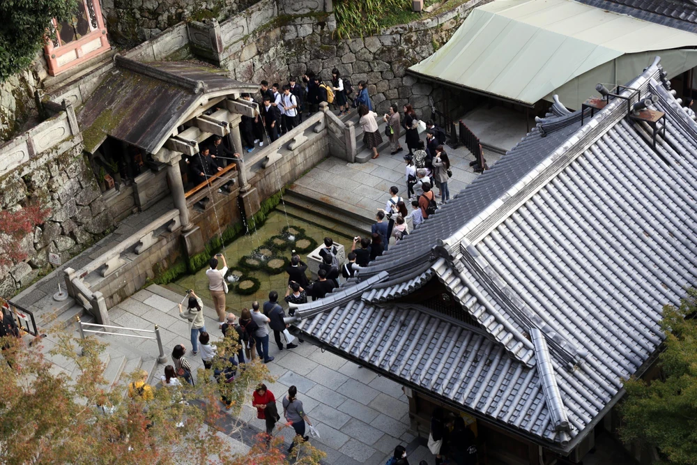 Khách tham quan Kiyomizu Dera, ngôi chùa cổ nổi tiếng nhất cố đô Kyoto. (Ảnh: Huy Hùng/TTXVN)
