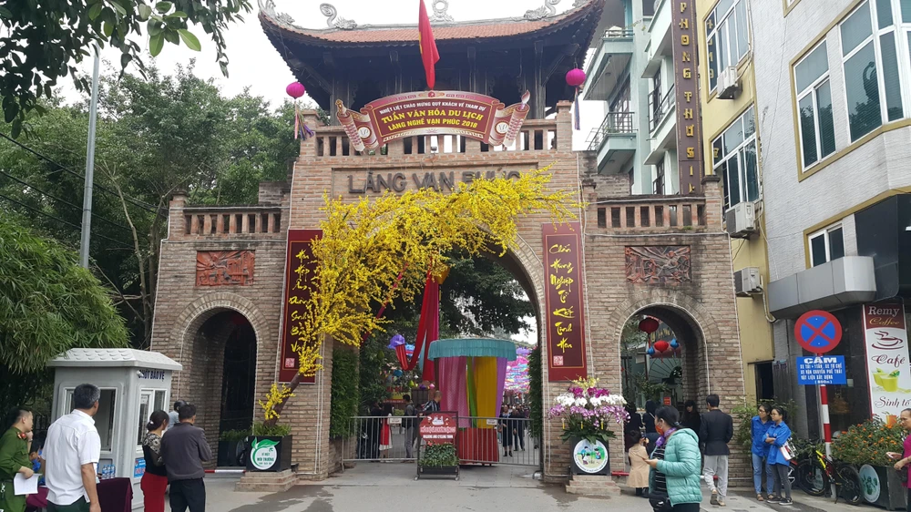 Tuần lễ văn hóa du lịch thương mại làng nghề Vạn Phúc. (Ảnh: Đinh Thuận/TTXVN)