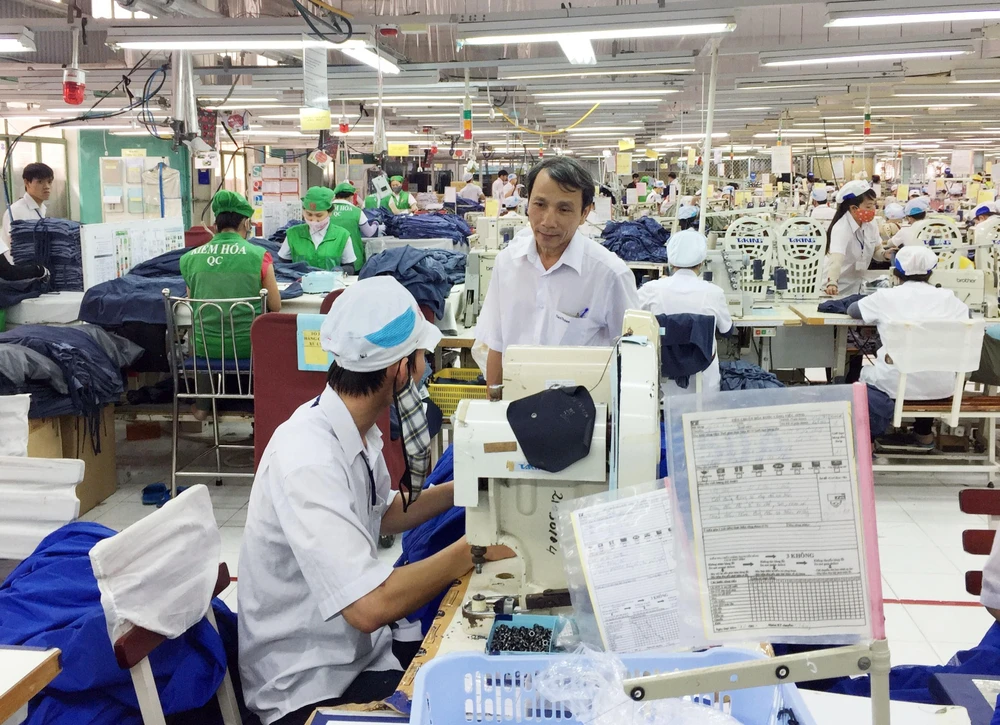Nhiều lao động sau khi đào tạo đã được doanh nghiệp may Tiến Thuận Ninh Thuận bố trí việc làm ổn định. (Ảnh: Công Thử/TTXVN)
