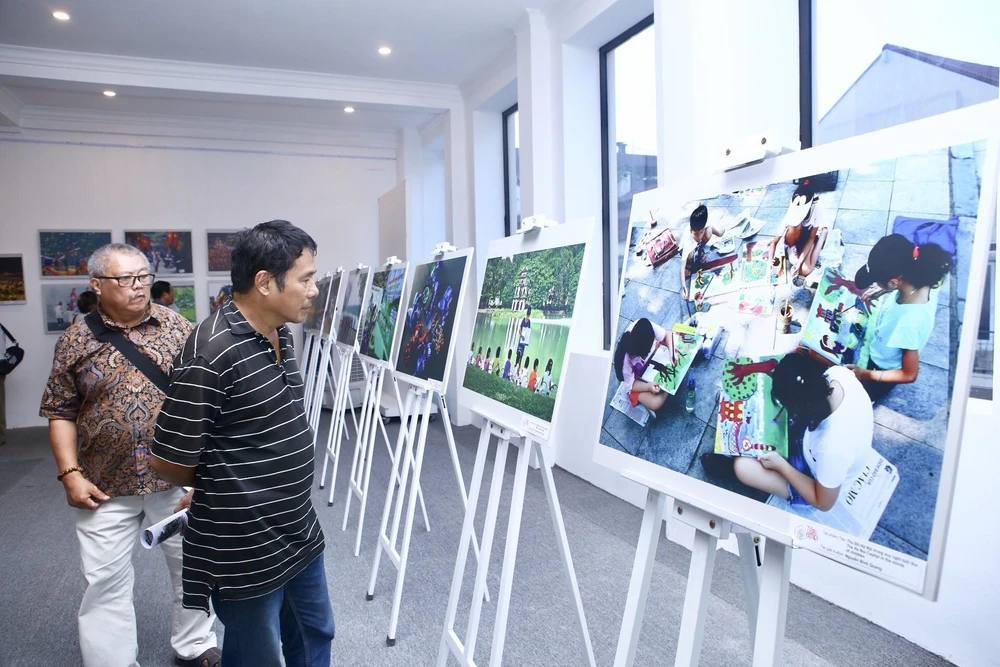 Khách tham quan triển lãm ảnh nghệ thuật quốc tế 'Tự hào Hà Nội'. (Ảnh: Minh Quyết/TTXVN)