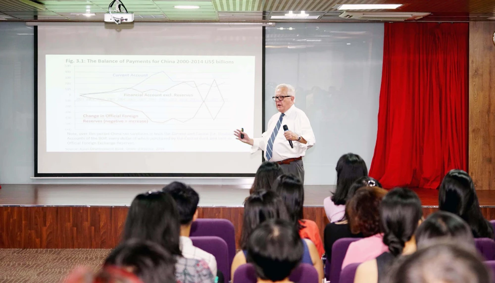 Buổi thuyết giảng với chủ đề “What’s behind US and Global trade imbalances” (Điều gì phía sau Mỹ và sự mất cân bằng thương mại toàn cầu) do giáo sư, tiến sỹ James Riedel tổ chứcdành cho sinh viên, học viên MBA và giảng viên HSU. (Nguồn: Vietnam+)