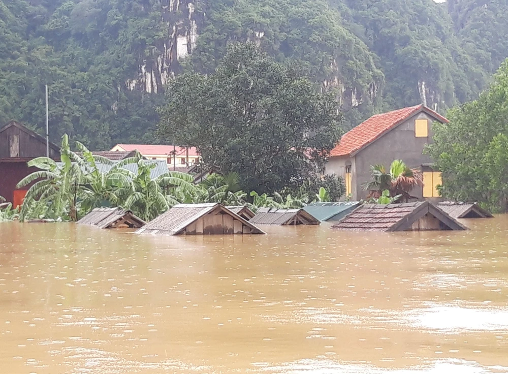 Nhà dân ngập trong vùng rốn lũ tại Tân Hóa, huyện Minh Hóa, Quảng Bình. (Ảnh: Đức Thọ/TTXVN)