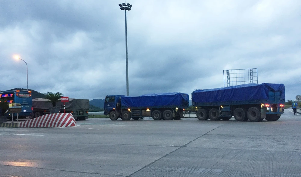 Các xe tải biển kiểm soát Lào lưu thông ở Nghệ An có trọng lượng từ 71 đến 75 tấn. (Ảnh: Nguyễn Oanh/TTXVN)