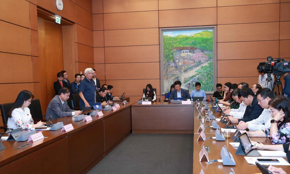 Đoàn đại biểu Quốc hội Thành phố Hà Nội thảo luận ở tổ. (Ảnh: Doãn Tấn/TTXVN)