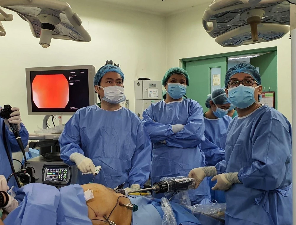 Bác sỹ Bệnh viện Bình Dân Thành phố Hồ Chí Minh thực hiện phẫu thuật bằng robot tại Bệnh viện Philippine General Hospital (Philippines). (Ảnh: TTXVN phá)