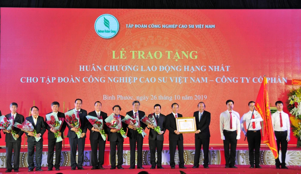 Phó Thủ tướng Thường trực Trương Hòa Bình trao Huân chương Lao động hạng Nhất cho Tập đoàn Cao su Việt Nam. (Ảnh: K GỬIH-TTXVN)