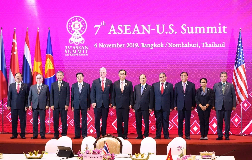 Thủ tướng Nguyễn Xuân Phúc (thứ năm, từ phải sang) và các Trưởng đoàng chụp ảnh chung. (Ảnh: Thống Nhất/TTXVN)
