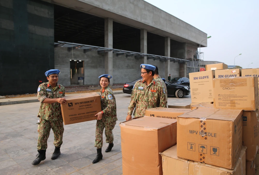 Lực lượng Bệnh viện dã chiến cấp 2 số 2 tập kết trang thiết bị chuẩn bị lên đường tham gia Gìn giữ hoà bình Liên hợp quốc. (Ảnh: Dương Giang/TTXVN)
