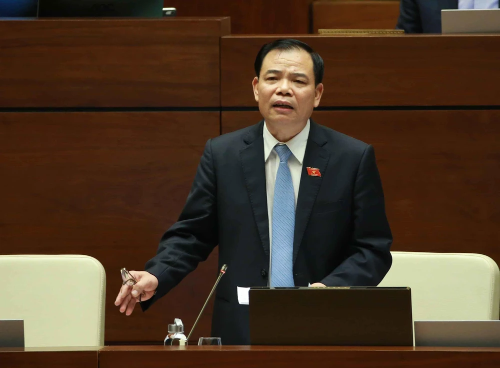 Bộ trưởng Bộ Nông nghiệp và Phát triển Nông thôn Nguyễn Xuân Cường trả lời chất vấn. (Ảnh: Doãn Tấn - TTXVN)