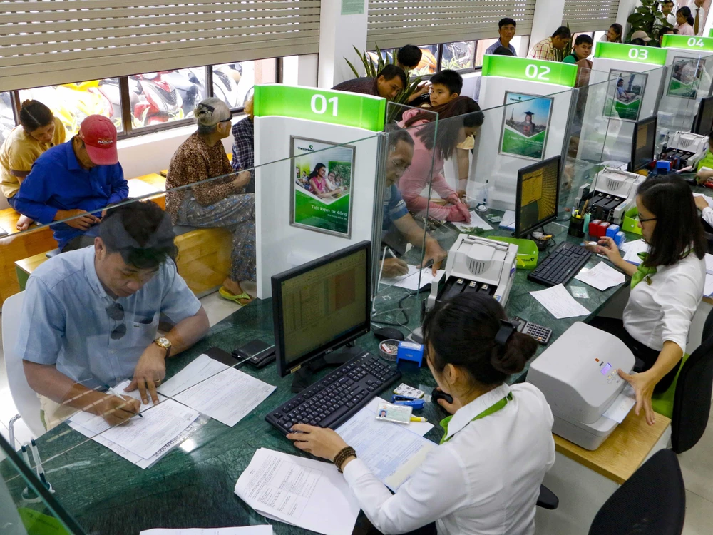 Khách hàng giao dịch tại Phòng giao dịch Ninh Kiều thuộc Vietcombank Cần Thơ. (Ảnh: Thanh Liêm/TTXVN)