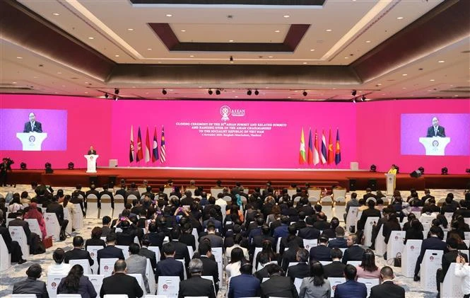 Thủ tướng Nguyễn Xuân Phúc phát biểu tại Lễ bế mạc Hội nghị Cấp cao ASEAN 35 và tiếp nhận vai trò Chủ tịch ASEAN của Việt Nam năm 2020. (Ảnh: Thống Nhất/TTXVN)