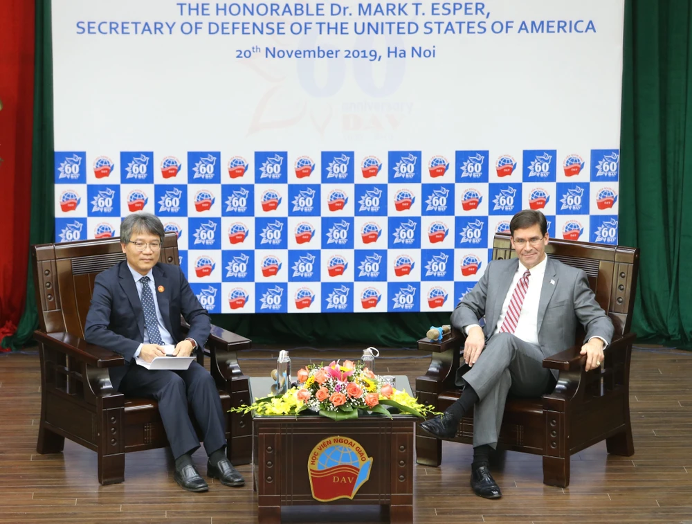 Bộ trưởng Quốc phòng Hoa Kỳ Mark Esper trao đổi với sinh viên Học viện Ngoại giao. (Ảnh: Dương Giang/TTXVN)