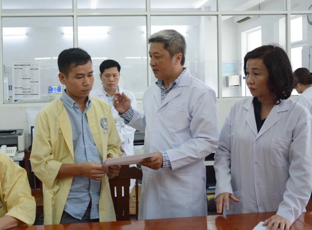 Bộ Y tế hỗ trợ tiền cho gia đình sản phụ đang chữa trị tại bệnh viện Đà Nẵng. (Ảnh: Văn Dũng/TTXVN)