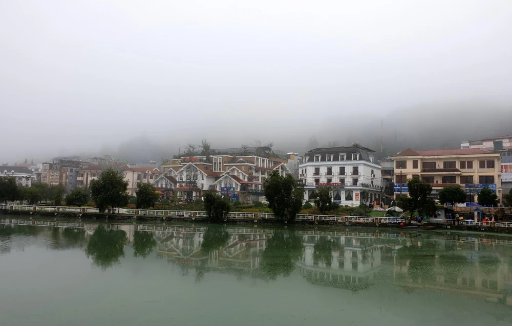 Thị trấn Sa Pa chìm trong sương mù và giá lạnh. (Ảnh: Quốc Khánh/TTXVN)