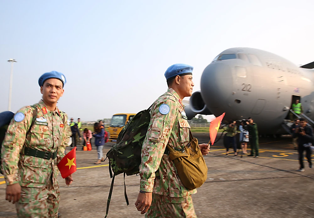 Cán bộ, chiến sĩ Bệnh viện dã chiến cấp 2 số 2 lên máy bay vận tải quân sự Boeing C-17 Globemaster III sang Nam Sudan làm nhiệm vụ. (Ảnh: Dương Giang/TTXVN)