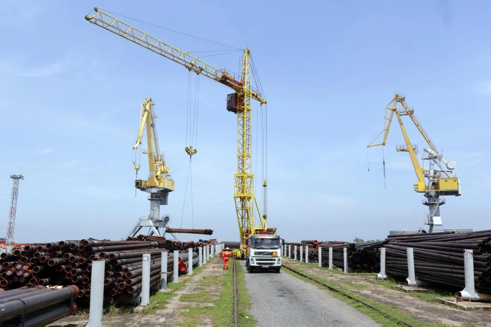 Hoạt động bốc xếp hàng hóa, thiết bị tại Cảng Vietsovpetro. (Ảnh: Anh Tuấn/TTXVN)