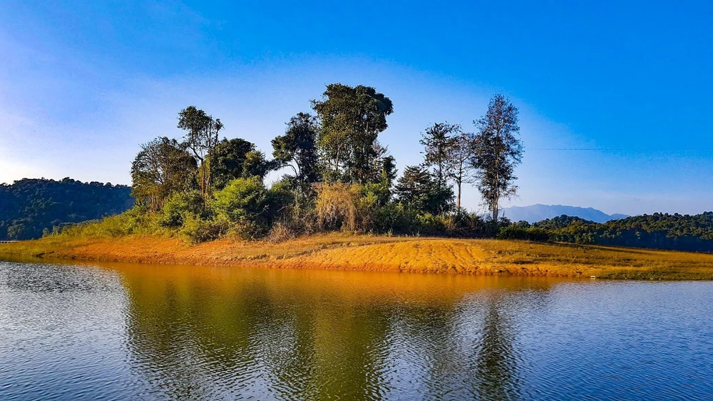 Vẻ đẹp hồ Pa Khoang (Điện Biên). (Ảnh: Phan Tuấn Anh/TTXVN)