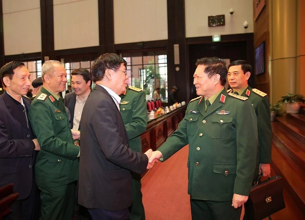 Đại tướng Ngô Xuân Lịch, Bộ trưởng Bộ Quốc phòng với các đại biểu. (Ảnh: Dương Giang/TTXVN)
