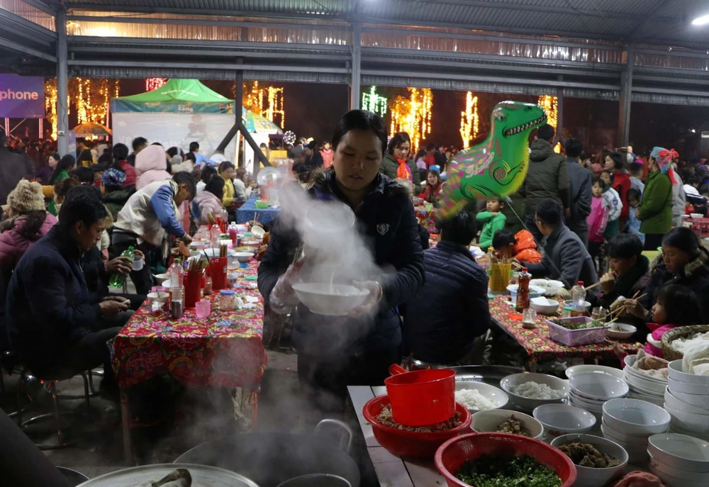 Món phở làm từ bánh phở do người dân bản địa chế biến làm thủ công thu hút nhiều du khách thưởng thức tại chợ đêm Sang Thàng. (Ảnh: Quý Trung/TTXVN)