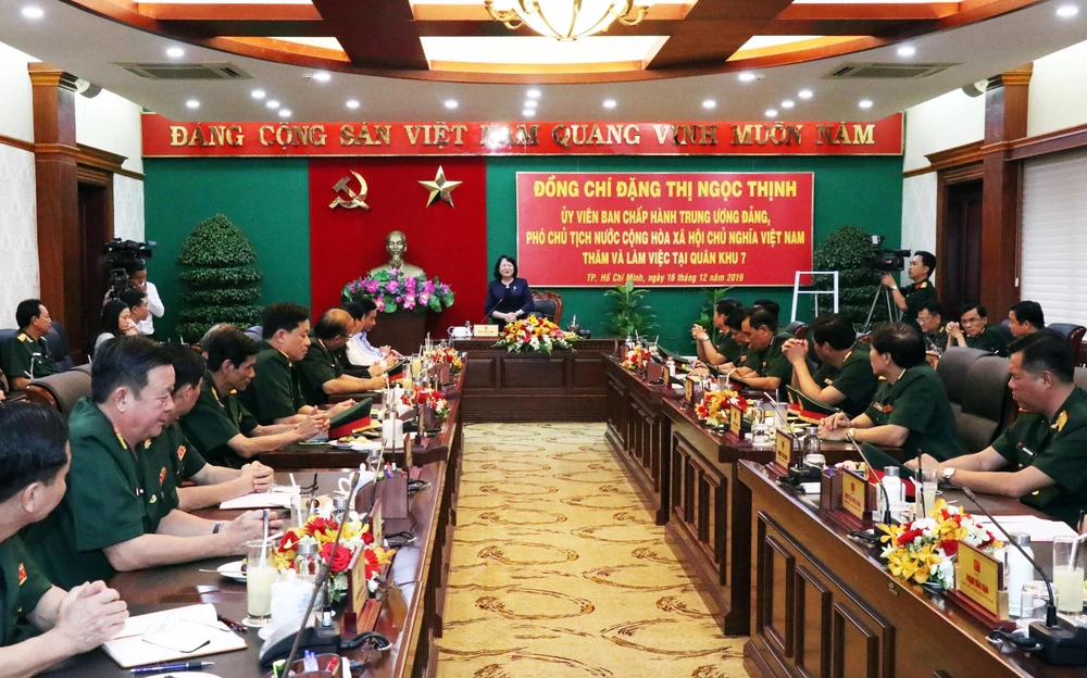Phó Chủ tịch Nước Đặng Thị Ngọc Thịnh với các cán bộ lãnh đạo Bộ Tư lệnh Quân khu 7. (Ảnh: Xuân Khu/TTXVN)