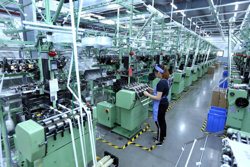 Dây chuyền sản xuất vải dệt kim tại Công ty TNHH Best Pacific Việt Nam. (Ảnh: Danh Lam/TTXVN)