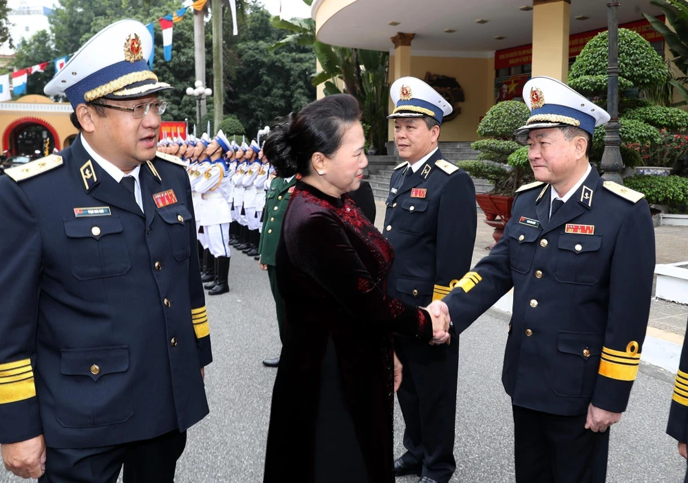 Chủ tịch Quốc hội Nguyễn Thị Kim Ngân với cán bộ, sỹ quan chỉ huy Quân chủng Hải quân. (Ảnh: Trọng Đức - TTXVN)