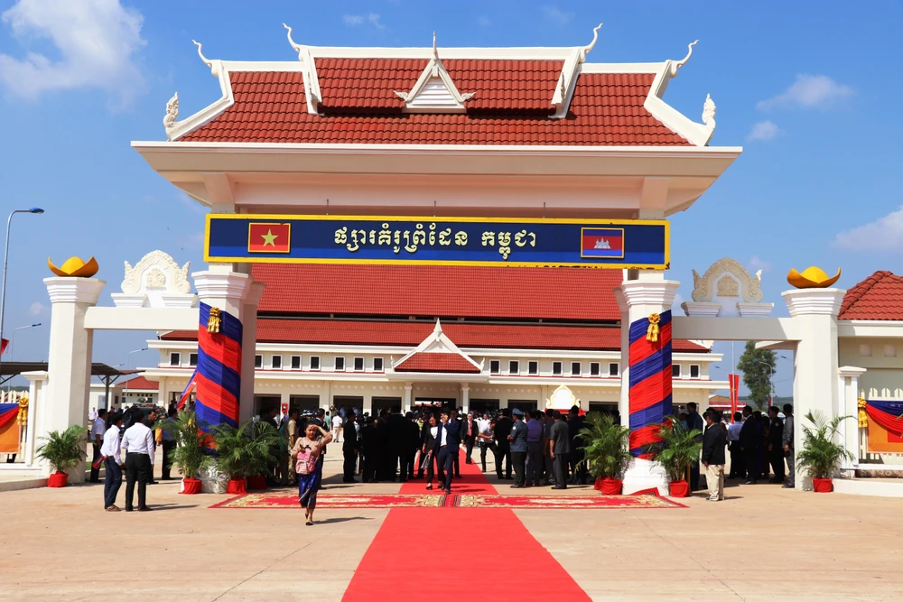 Quang cảnh buổi lễ Lễ khánh thành, bàn giao chợ biên giới kiểu mẫu Đa cho Campuchia. (Ảnh: Lê Đức Hoảnh/TTXVN)