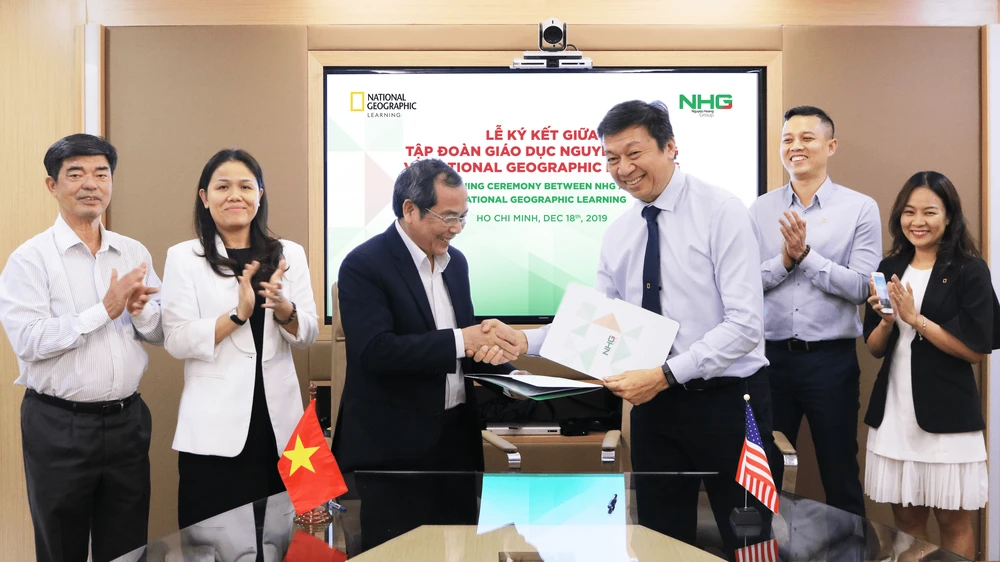Đại diện National Geographic Learning (Hoa Kỳ) và Tập đoàn giáo dục Nguyễn Hoàng ký kết hợp tác toàn diện.(Nguồn: Vietnam+)