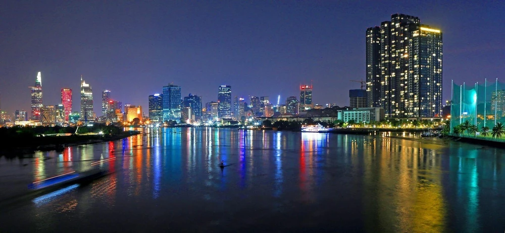 Thành phố Hồ Chí Minh đạt mức tăng trưởng kinh tế 8,3%- 8,5%, dù chỉ chiếm 0,6% diện tích cả nước nhưng đã đóng góp trên 27% GDP cả nước. (Ảnh: TTXVN)