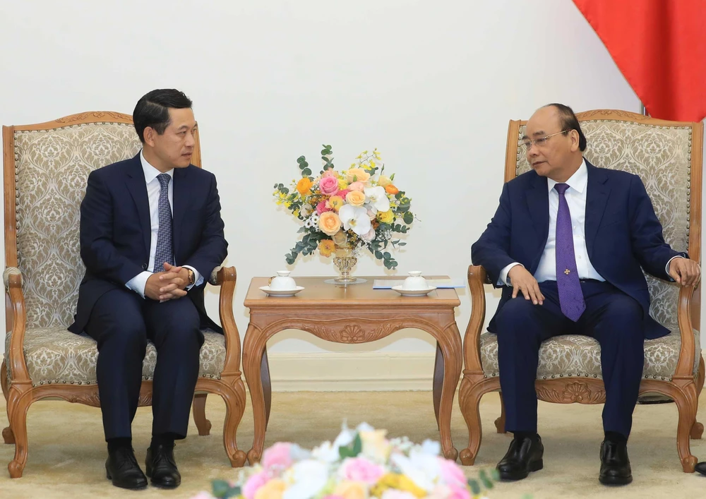 Thủ tướng Nguyễn Xuân Phúc tiếp Bộ trưởng Bộ Ngoại giao Lào Saleumxay Kommasith đang thăm chính thức Việt Nam. (Ảnh: Thống Nhất/TTXVN)