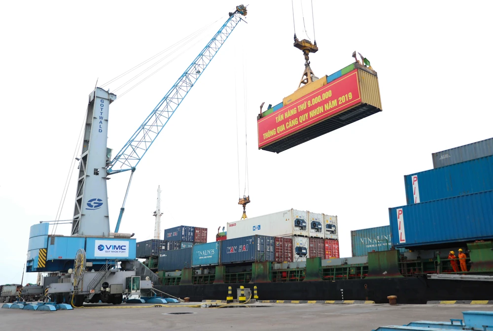 Đón tấn hàng thứ 9.000.000 thông qua cảng Quy Nhơn trong năm 2019. (Ảnh: Ly Kha/TTXVN)