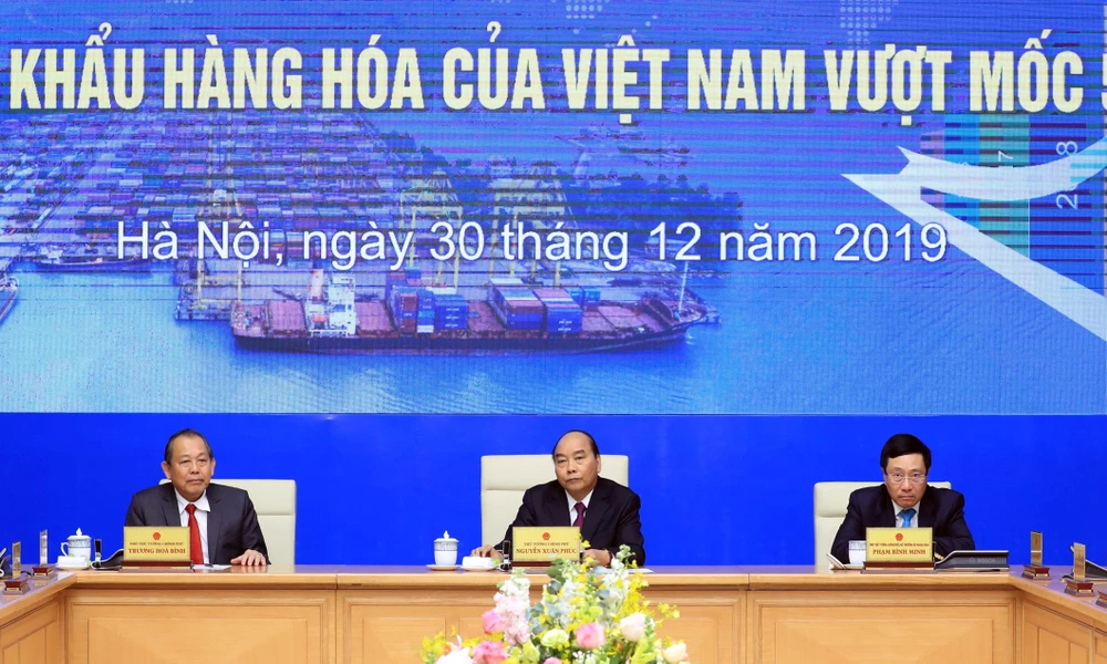 Thủ tướng Nguyễn Xuân Phúc và các Phó thủ tướng tại buổi lễ. (Ảnh: Thống Nhất/TTXVN)