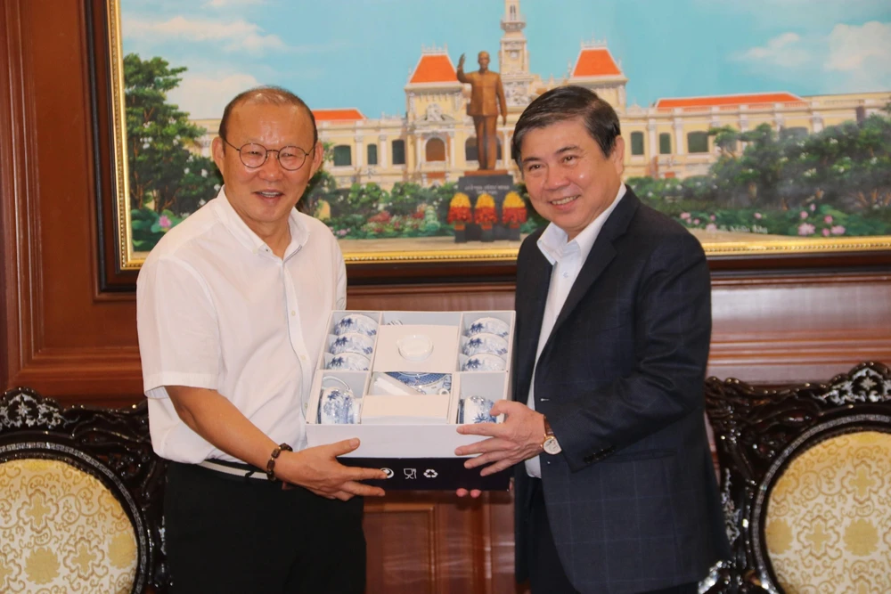Chủ tịch UBND Thành phố Hồ Chí Minh Nguyễn Thành Phong tặng quà lưu niệm cho Huấn luyện viên Park Hang-seo. (Ảnh: Hứa Chung/TTXVN)
