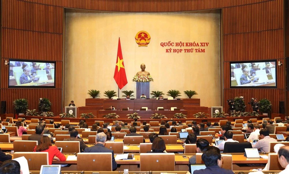 Quốc hội họp phiên toàn thể tại hội trường để biểu quyết thông qua Bộ luật Lao động (sửa đổi). (Ảnh: TTXVN)