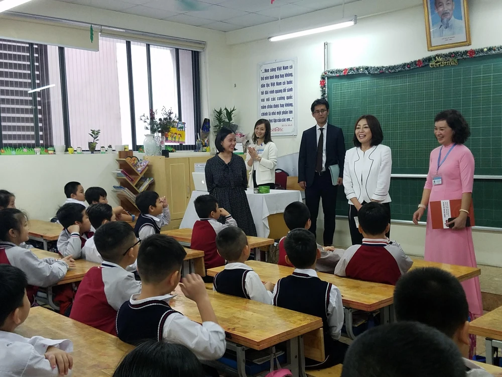 Phu nhân Bộ trưởng Bộ Ngoại giao Nhật Bản Motegi Emi thăm và giao lưu với các học sinh lớp tiếng Nhật của trường Tiểu học Chu Văn An (Hà Nội). (Ảnh: Nguyễn Cúc/TTXVN)